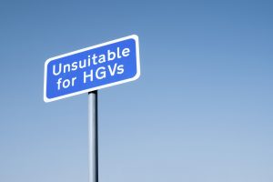 Sign showing "unsuitable for HGVs"