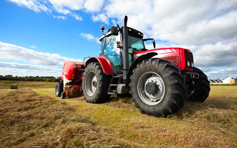 Tracking device for tractors